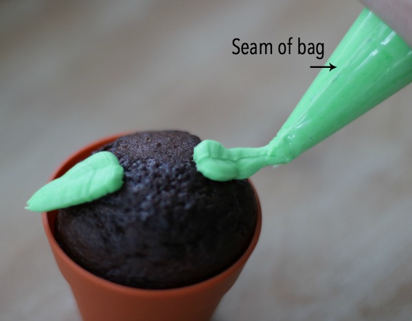 how to frost leaves on a cupcake